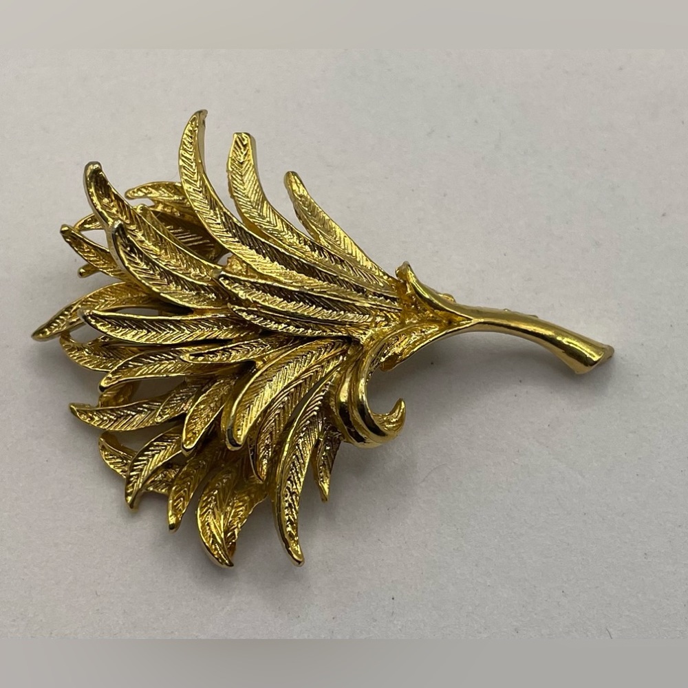 Vintage Leaf Design Gold Tone Brooch Pin